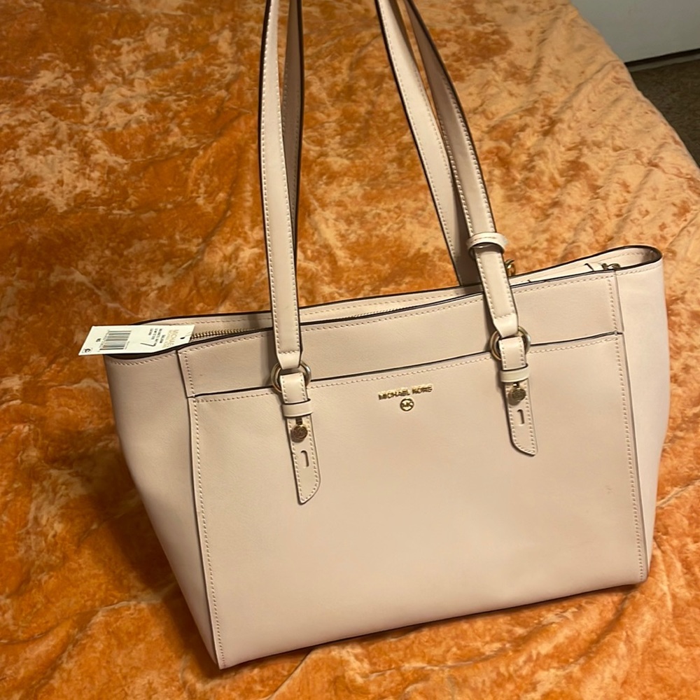 Soft Pink Michael Kors purse comes with dust bag